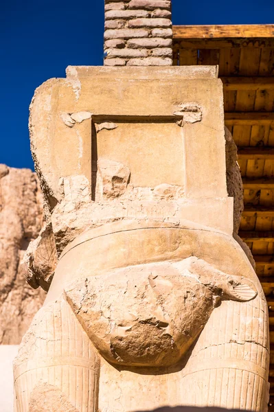 Часть храма Хатшепсут, Западный берег Нила — стоковое фото