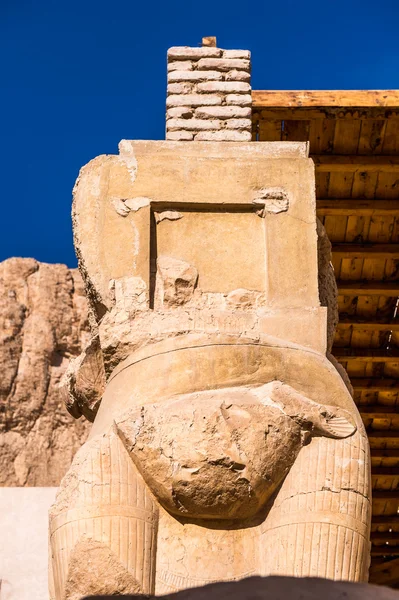 Del av bårhus temple of Hatshepsut, västra stranden av Nilen — Stockfoto