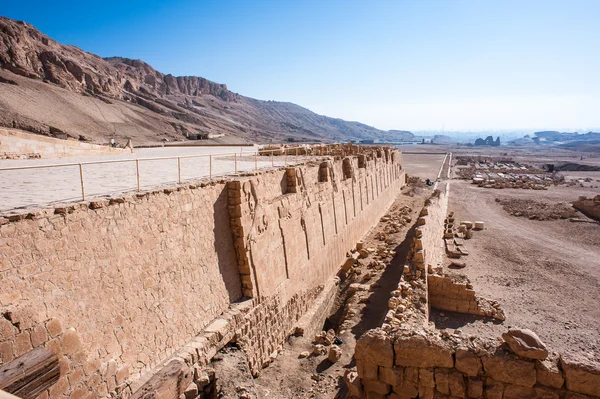 Parte del templo mortuorio de Hatshepsut, orilla occidental del Nilo — Foto de Stock