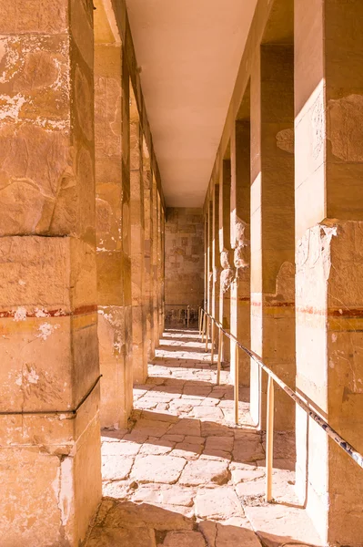 Parte del templo mortuorio de Hatshepsut, orilla occidental del Nilo —  Fotos de Stock