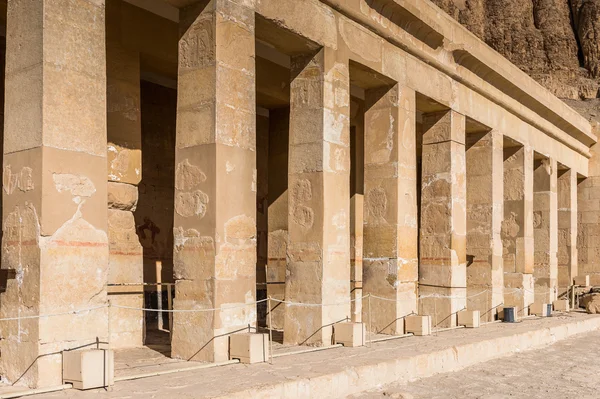 Deel van de dodentempel van Hatshepsut, westelijke oever van de Nijl — Stockfoto