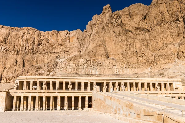 Část ze zádušní chrám královny Hatšepsut, západní břehu Nilu — Stock fotografie