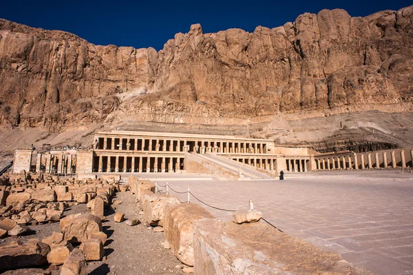 Parte del templo mortuorio de Hatshepsut, orilla occidental del Nilo — Foto de Stock