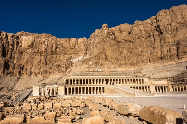 Parte del templo mortuorio de Hatshepsut, orilla occidental del Nilo —  Fotos de Stock