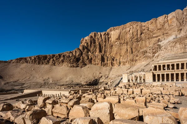 Parte del templo mortuorio de Hatshepsut, orilla occidental del Nilo —  Fotos de Stock