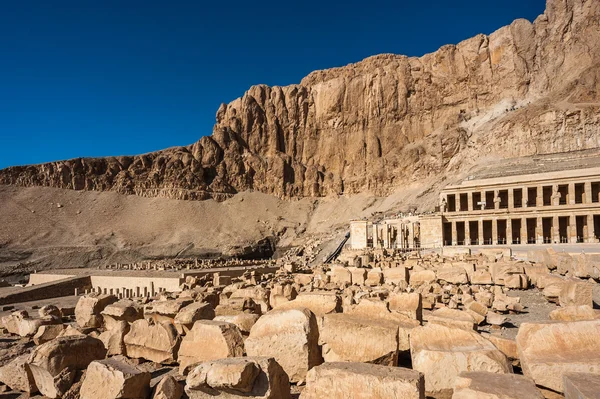 Parte del templo mortuorio de Hatshepsut, orilla occidental del Nilo —  Fotos de Stock