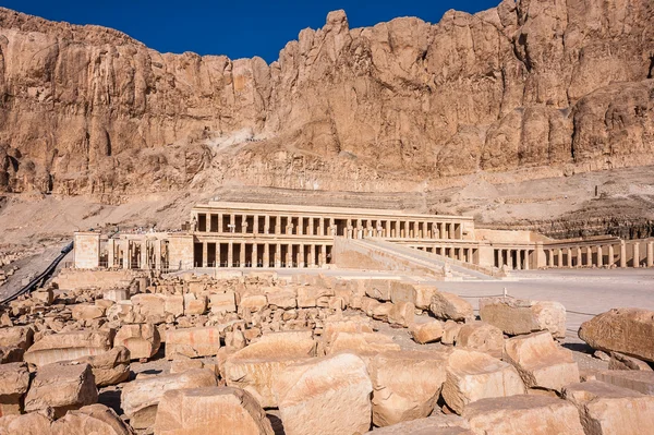 Parte del templo mortuorio de Hatshepsut, orilla occidental del Nilo — Foto de Stock