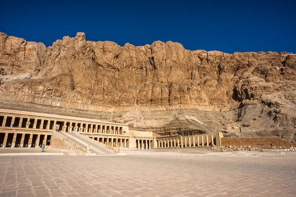 Část ze zádušní chrám královny Hatšepsut, západní břehu Nilu — Stock fotografie