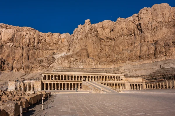 Parte del templo mortuorio de Hatshepsut, orilla occidental del Nilo —  Fotos de Stock