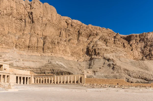 Часть храма Хатшепсут, Западный берег Нила — стоковое фото
