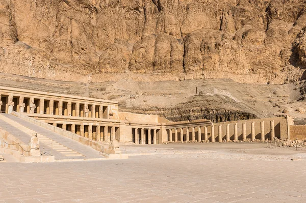 Μέρος του ναού νεκροτομείο της Χατσεπσούτ, δυτική όχθη του Νείλου — Φωτογραφία Αρχείου