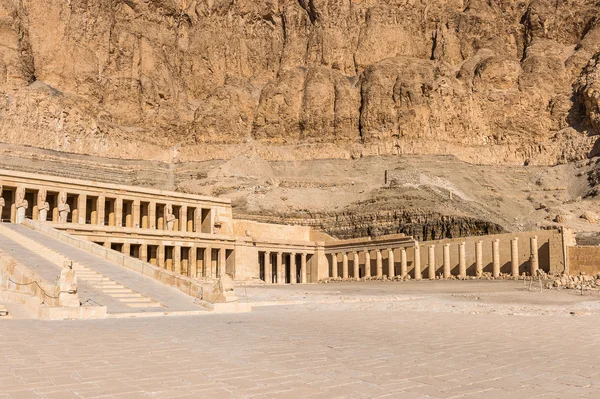 Parte del templo mortuorio de Hatshepsut, orilla occidental del Nilo —  Fotos de Stock