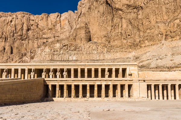 Deel van de dodentempel van Hatshepsut, westelijke oever van de Nijl — Stockfoto