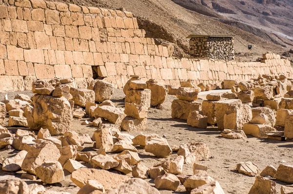 Bagian dari kuil makam Hatshepsut, Tepi Barat Sungai Nil — Stok Foto