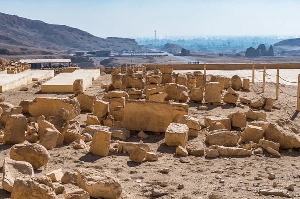 Bagian dari kuil makam Hatshepsut, Tepi Barat Sungai Nil — Stok Foto