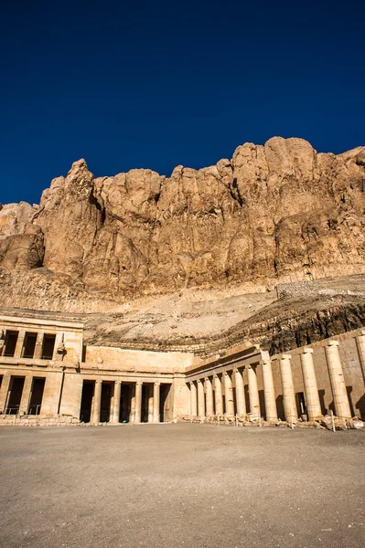 Del av bårhus temple of Hatshepsut, västra stranden av Nilen — Stockfoto