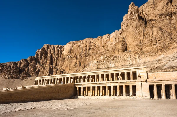 Part of the Mortuary temple of Hatshepsut, Western Bank of the Nile — Stock Photo, Image