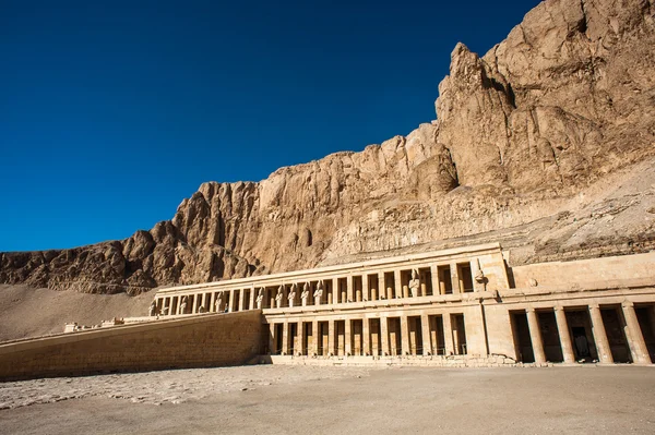 Parte del templo mortuorio de Hatshepsut, orilla occidental del Nilo —  Fotos de Stock