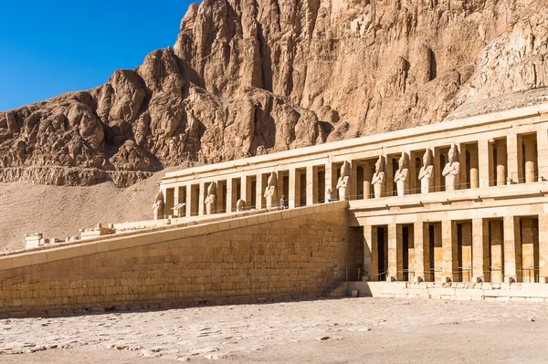 Parte del templo mortuorio de Hatshepsut, orilla occidental del Nilo —  Fotos de Stock