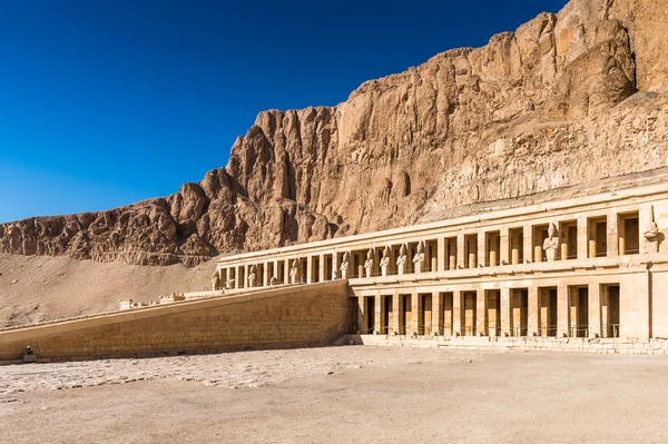 Parte del templo mortuorio de Hatshepsut, orilla occidental del Nilo — Foto de Stock