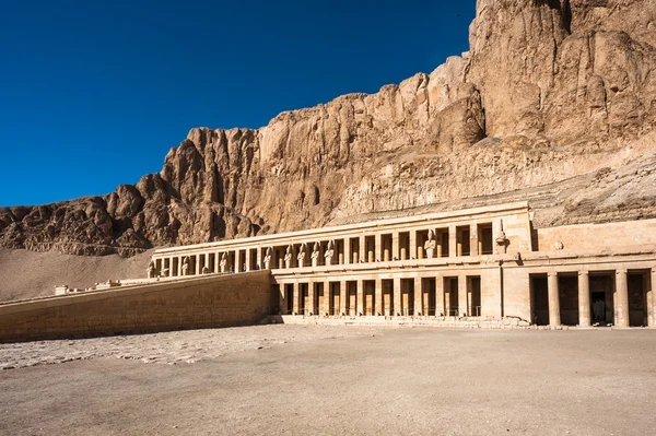 Parte del templo mortuorio de Hatshepsut, orilla occidental del Nilo — Foto de Stock