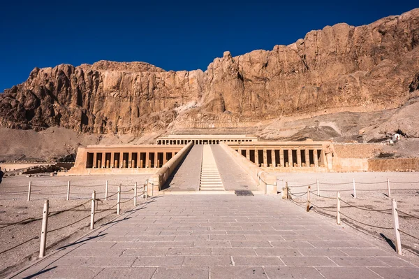 Part of the Mortuary temple of Hatshepsut, Western Bank of the Nile — Stock Photo, Image