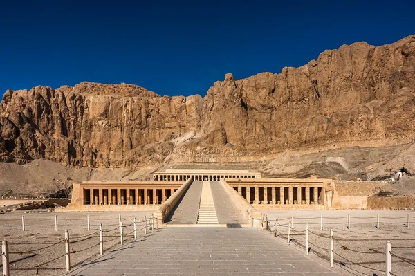 Parte del templo mortuorio de Hatshepsut, orilla occidental del Nilo —  Fotos de Stock