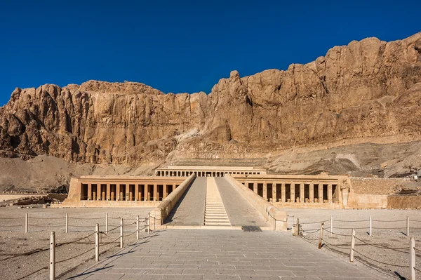 Part of the Mortuary temple of Hatshepsut, Western Bank of the Nile — Stock Photo, Image