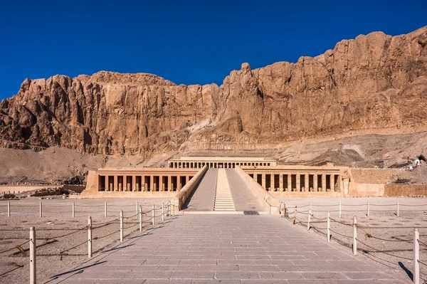 Μέρος του ναού νεκροτομείο της Χατσεπσούτ, δυτική όχθη του Νείλου — Φωτογραφία Αρχείου