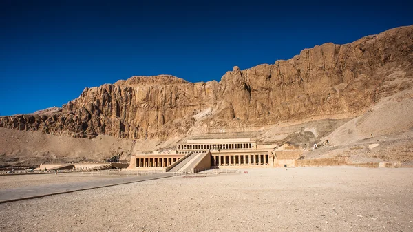 Parte del templo mortuorio de Hatshepsut, orilla occidental del Nilo — Foto de Stock