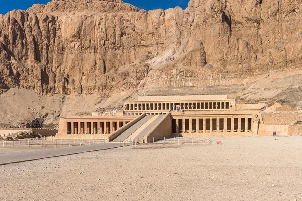 Del av bårhus temple of Hatshepsut, västra stranden av Nilen — Stockfoto