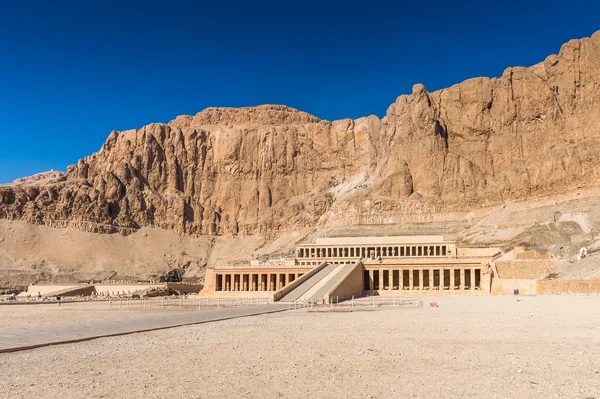 Parte del templo mortuorio de Hatshepsut, orilla occidental del Nilo — Foto de Stock