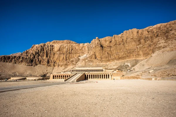 Del av bårhus temple of Hatshepsut, västra stranden av Nilen — Stockfoto