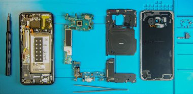 Telefon parçaları teknisyen masasında araçlarla