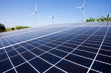 Şeker tarlasında ve rüzgar türbininde güneş enerjisi, yeşil enerji, çiftçiler için doğal enerji