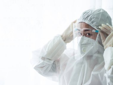 PPE 'deki kadın doktor (Kişisel Koruyucu Ekipman) Covid19 koğuşunda ve tedavi risk davasında çalıştığı için