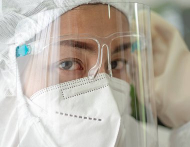 PPE 'de çalışan kadın doktor (Kişisel Koruyucu Ekipman), Covid19 koğuşunda ve tedavi ile mücadele riskiyle mücadele davasında çalıştığı için PPE' de (Kişisel Koruyucu Ekipman) risk alan kadın doktor