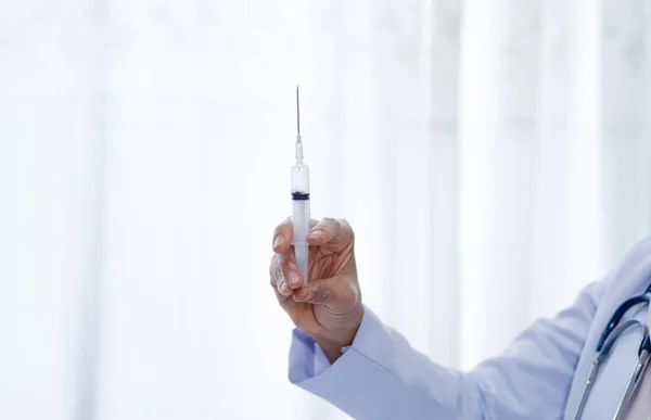 Médico Segurando Seringa Local Trabalho Vacina Medicação Injeção Conceito Médico — Fotografia de Stock