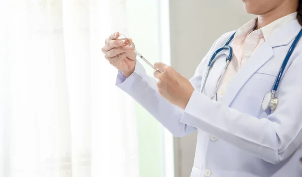 Arzt Hält Spritze Arbeitsplatz Impfstoffinjektionskonzept — Stockfoto