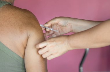 Kovid19 'un yayılmasını önlemek için yaşlı bir adamı açmaktayız.