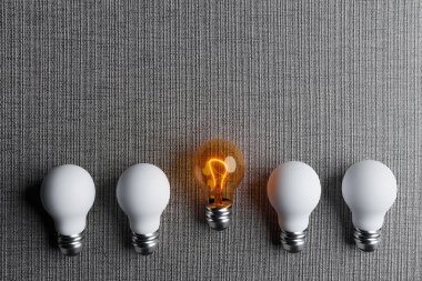 Ampul, iş dünyasının liderini ve korelasyon lideri, üç boyutlu illüstrasyon oluşturur.