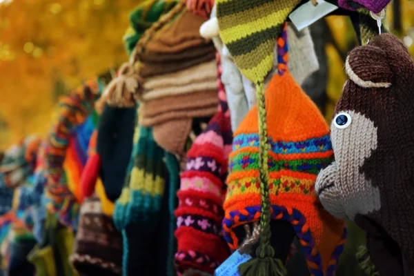 Warme Strickmützen auf dem Herbstmarkt — Stockfoto