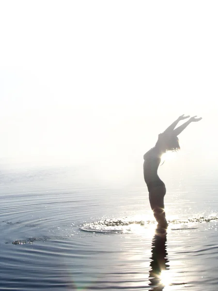 Mujer feliz libre disfrutando de la puesta del sol. Hermosa mujer con los brazos extendidos y la cara levantada en el cielo disfrutando de la paz, la serenidad en la naturaleza —  Fotos de Stock