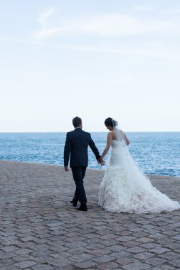 Yeni evli çift yürüyüş