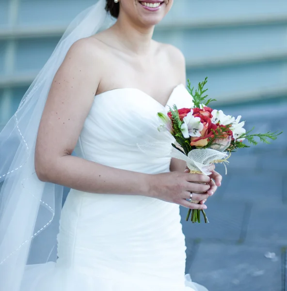 Sposa con mazzo di fiori — Foto Stock