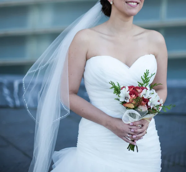 Sposa con mazzo di fiori — Foto Stock