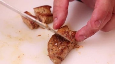 Şef aperatif kaz ciğeri hazırlanıyor