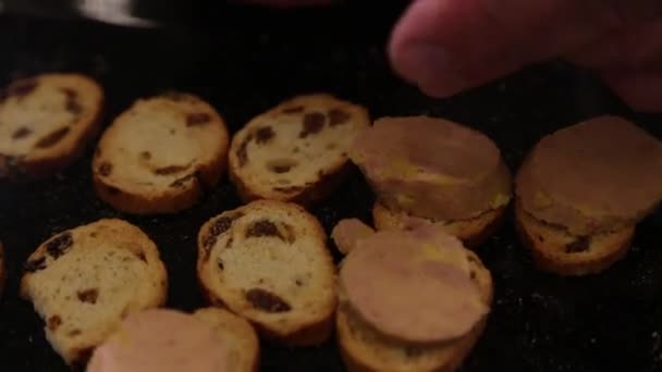 Chef prepara lanche de foie gras — Vídeo de Stock