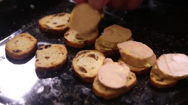 Кусочки фуа-гра на хлеб — стоковое видео