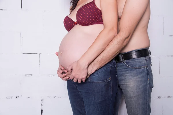 Hamile kadın ve kocası sarılma — Stok fotoğraf